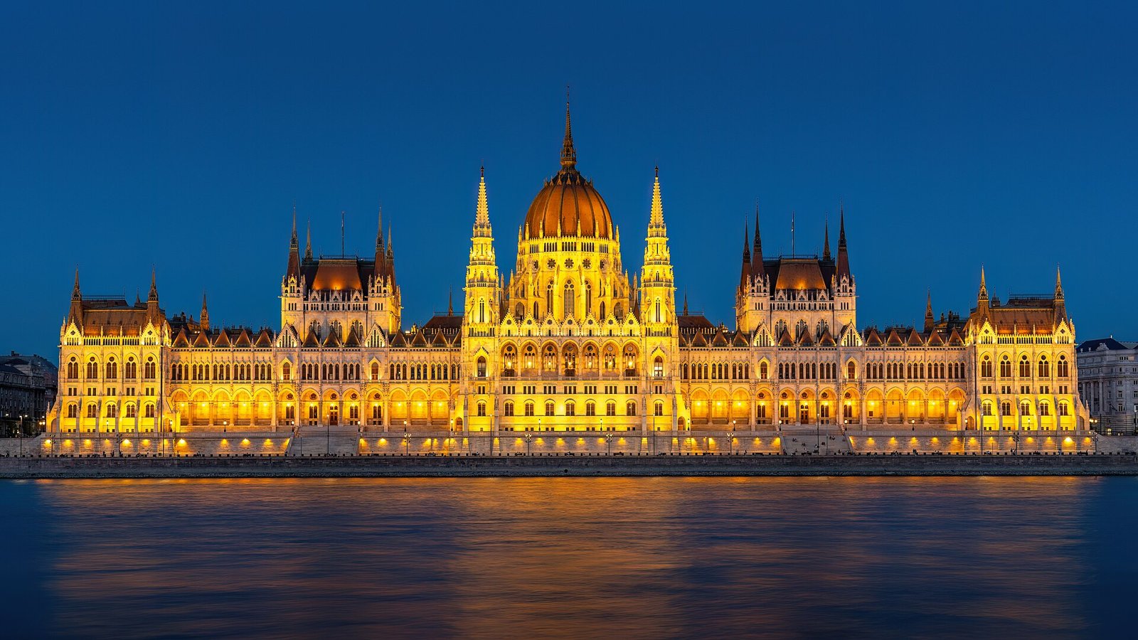 Parlamento de Budapest sobre el Danubio