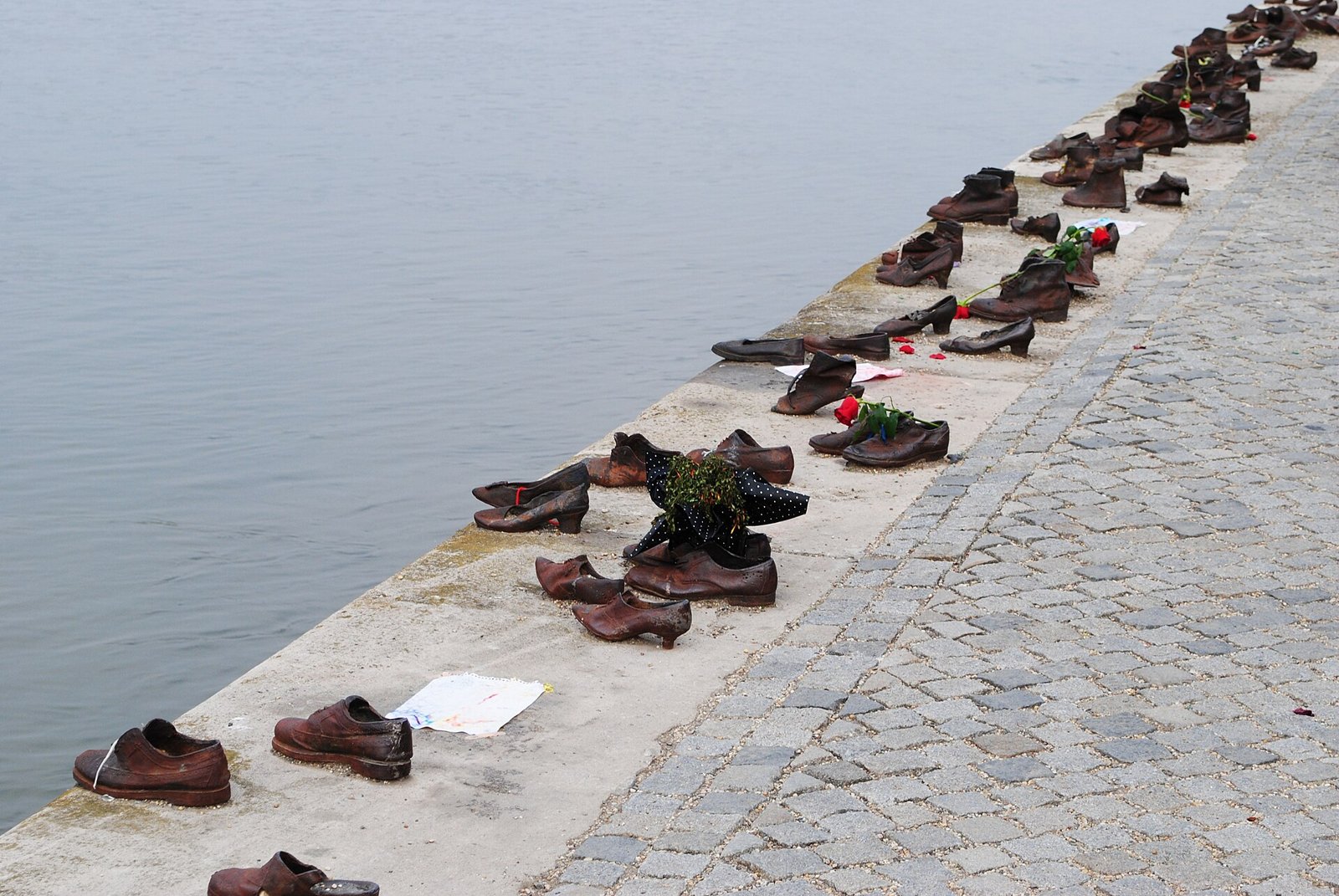 Monumento Zapatos a orillas del Danubio